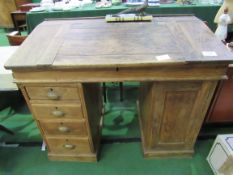 Oak clerk's desk with rising lid, 4 drawers and cupboard to sides. 115 x 64 x 88cms Estimate £40 -