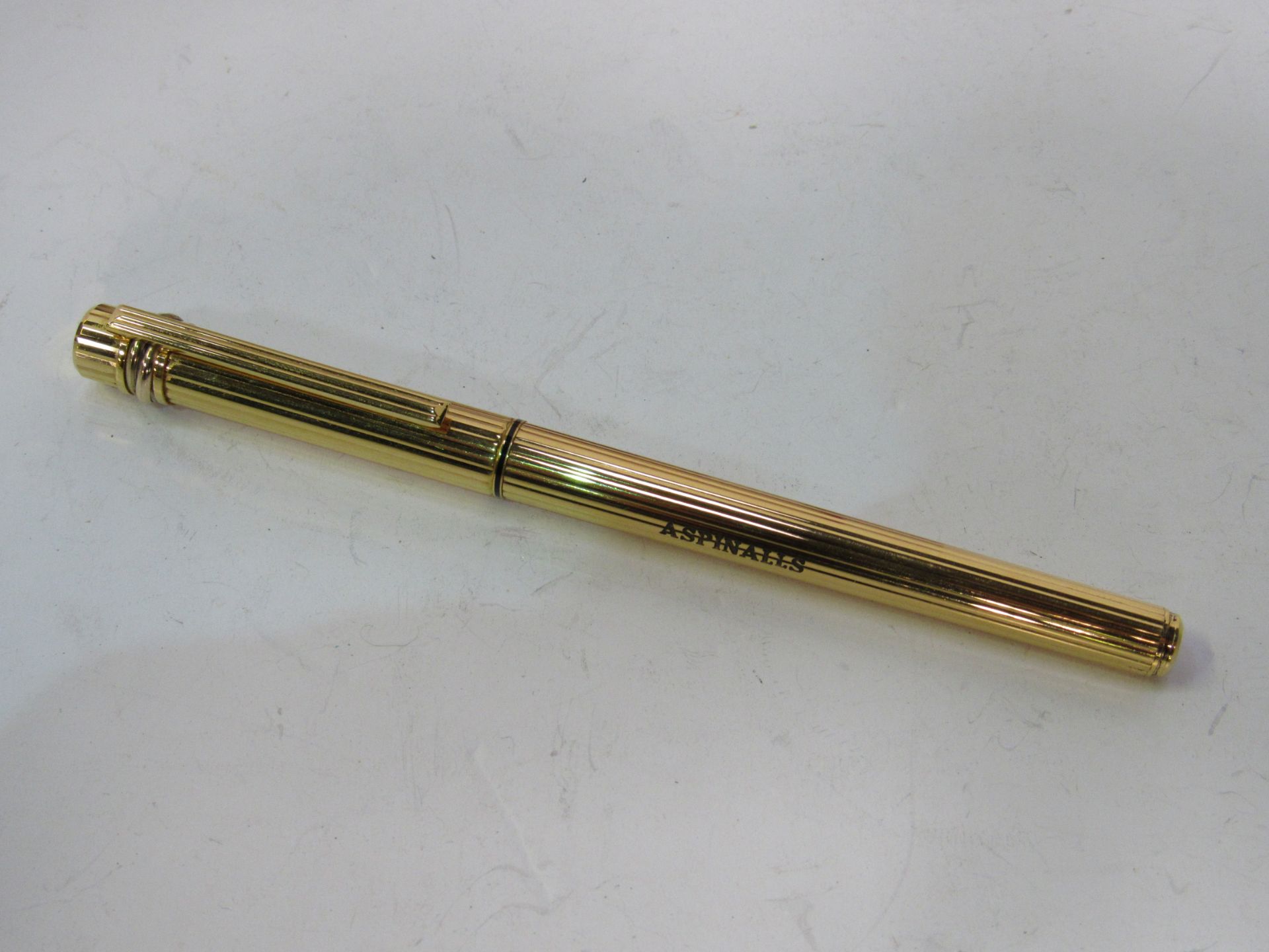 Must De Cartier gold coloured fountain pen, marked Aspinalls, in original red leatherette case - Image 3 of 3