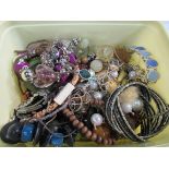 Large quantity of costume jewellery. Estimate £20-30.