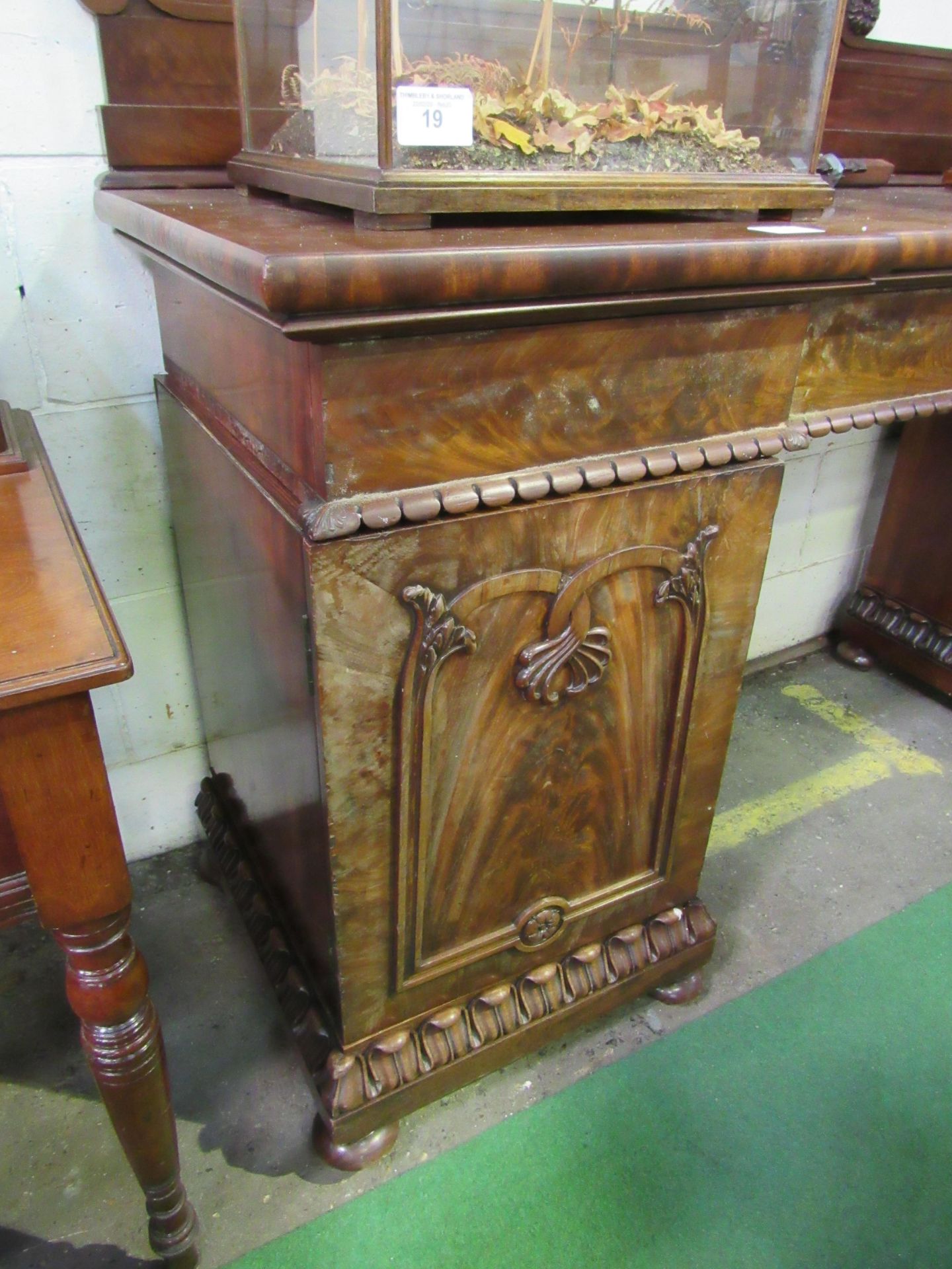 Mahogany pedestal sideboard with 4 frieze drawers, 2 cupboards & carved top upstand, 200 x 61 x - Image 5 of 5