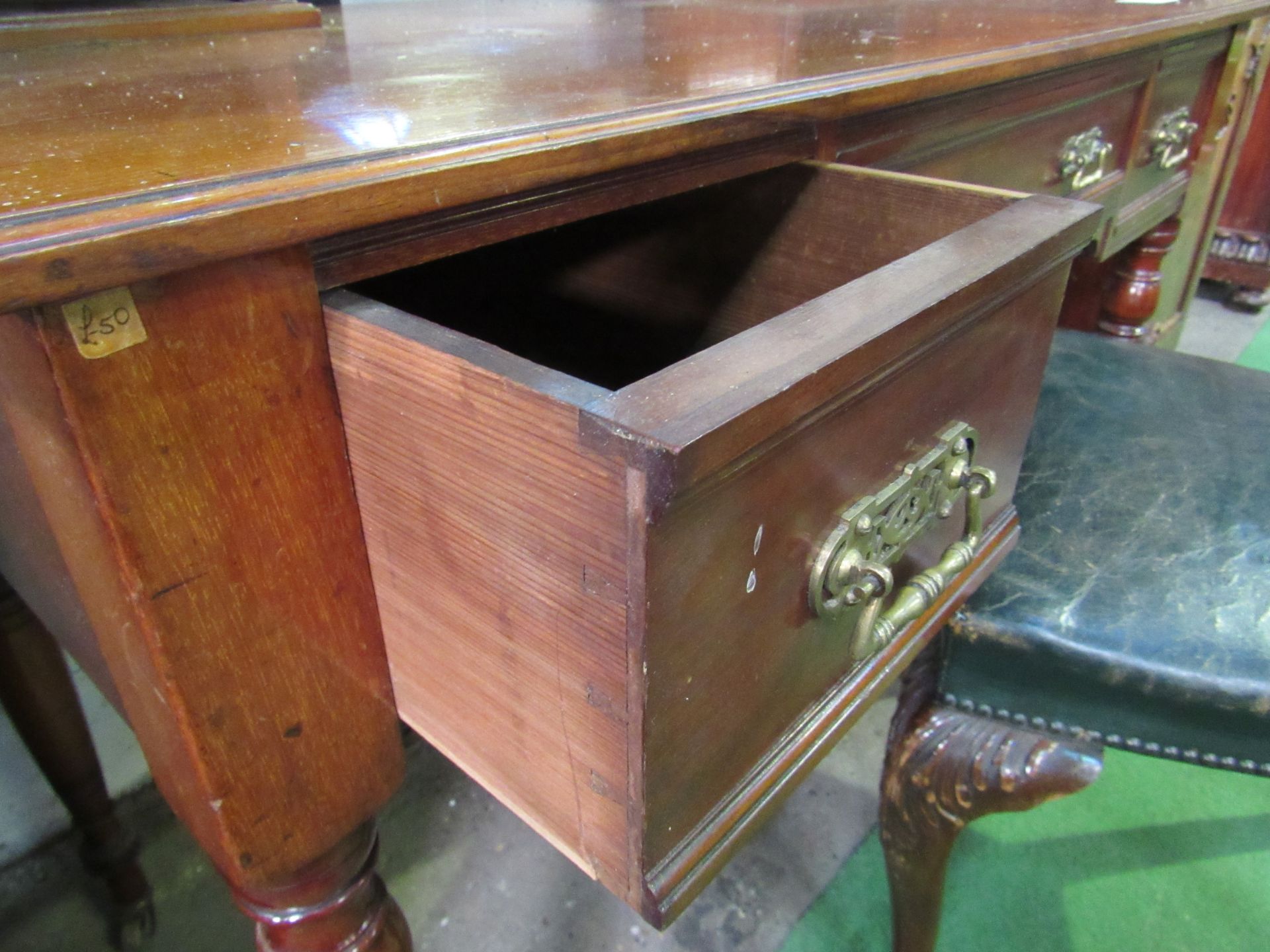 Mahogany dressing table with three frieze drawers, mirror flanked by two small cabinets, turned legs - Image 3 of 4