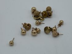 Pair of 9ct gold knot earrings and 6 pairs of gold coloured earrings, weight 1.3gms. Estimate £20-