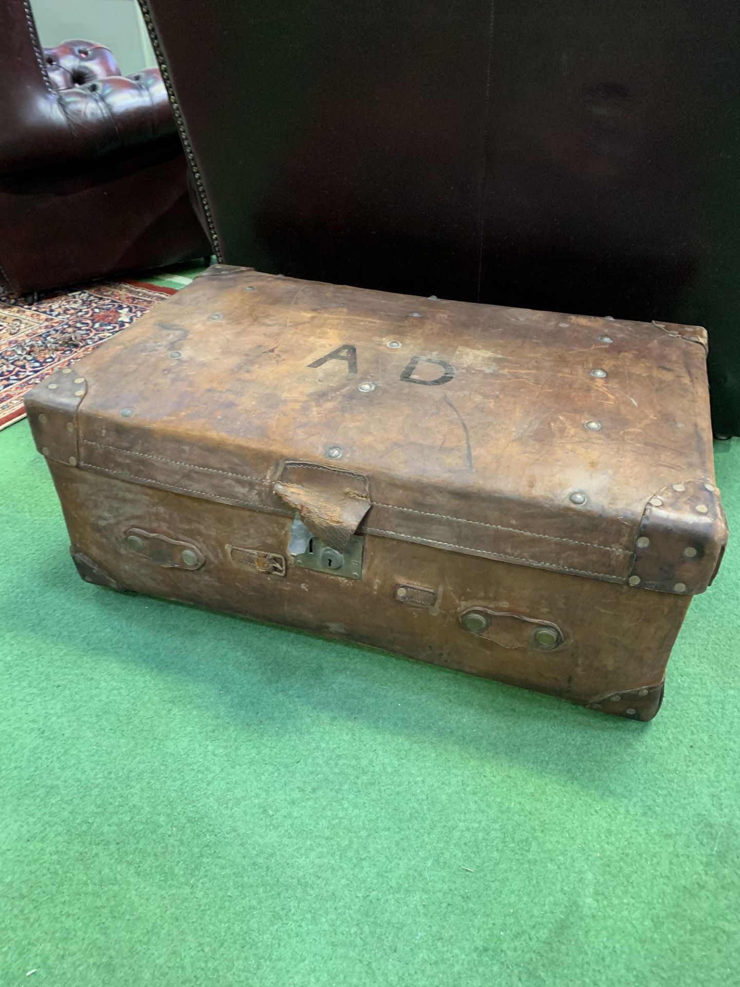 Vintage leather trunk. 84 x 54 x 34cms. Estimate £30-50.