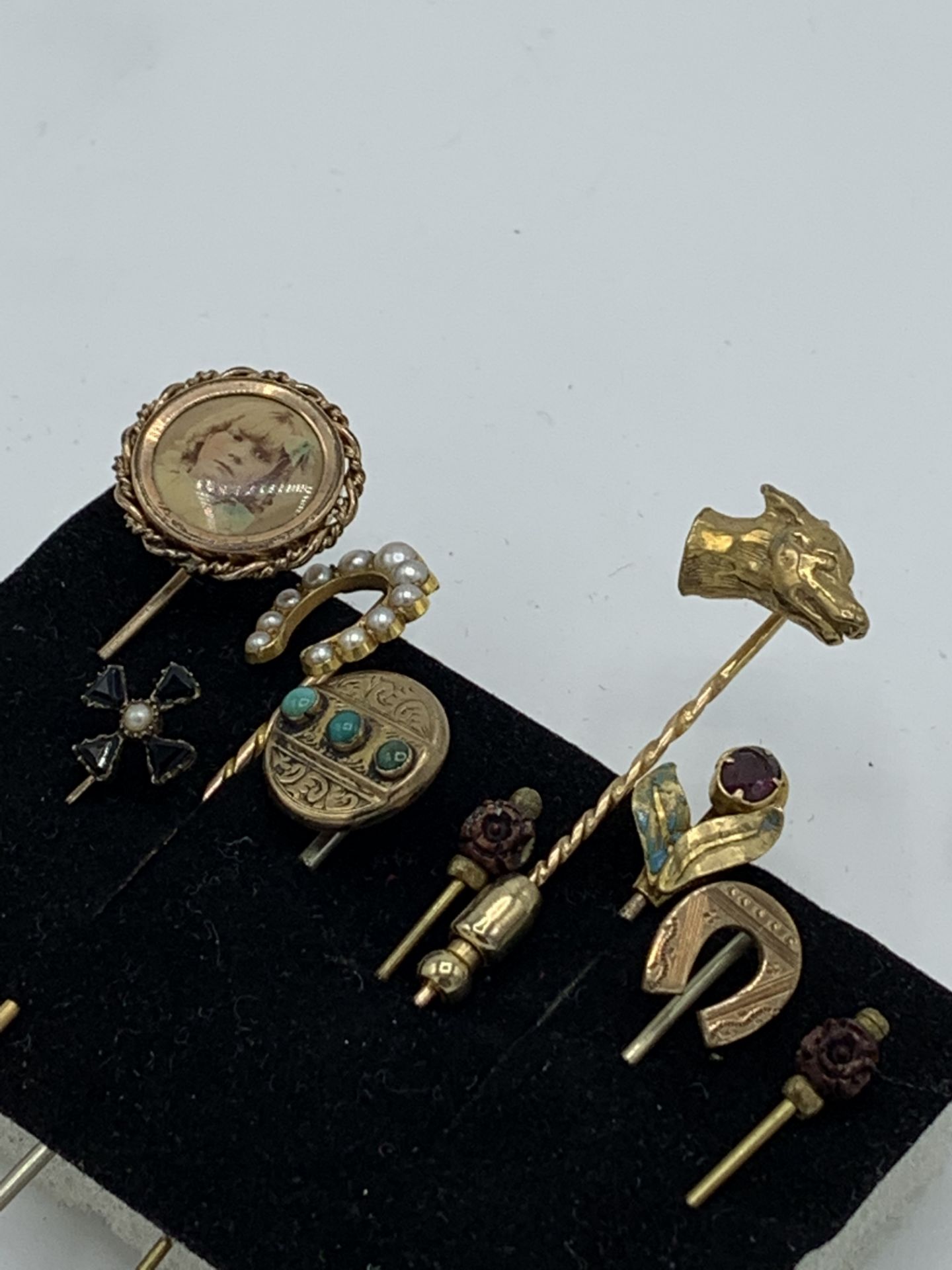 2 x 9ct gold stick pins and 9 others. Estimate £20-30. - Image 2 of 3