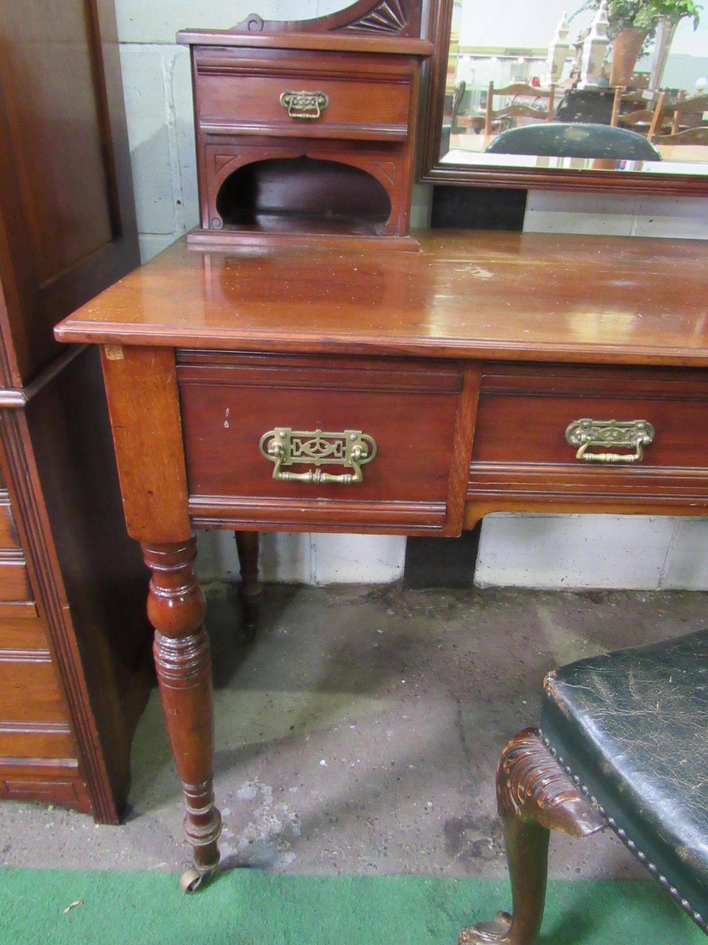 Mahogany dressing table with three frieze drawers, mirror flanked by two small cabinets, turned legs - Image 4 of 4