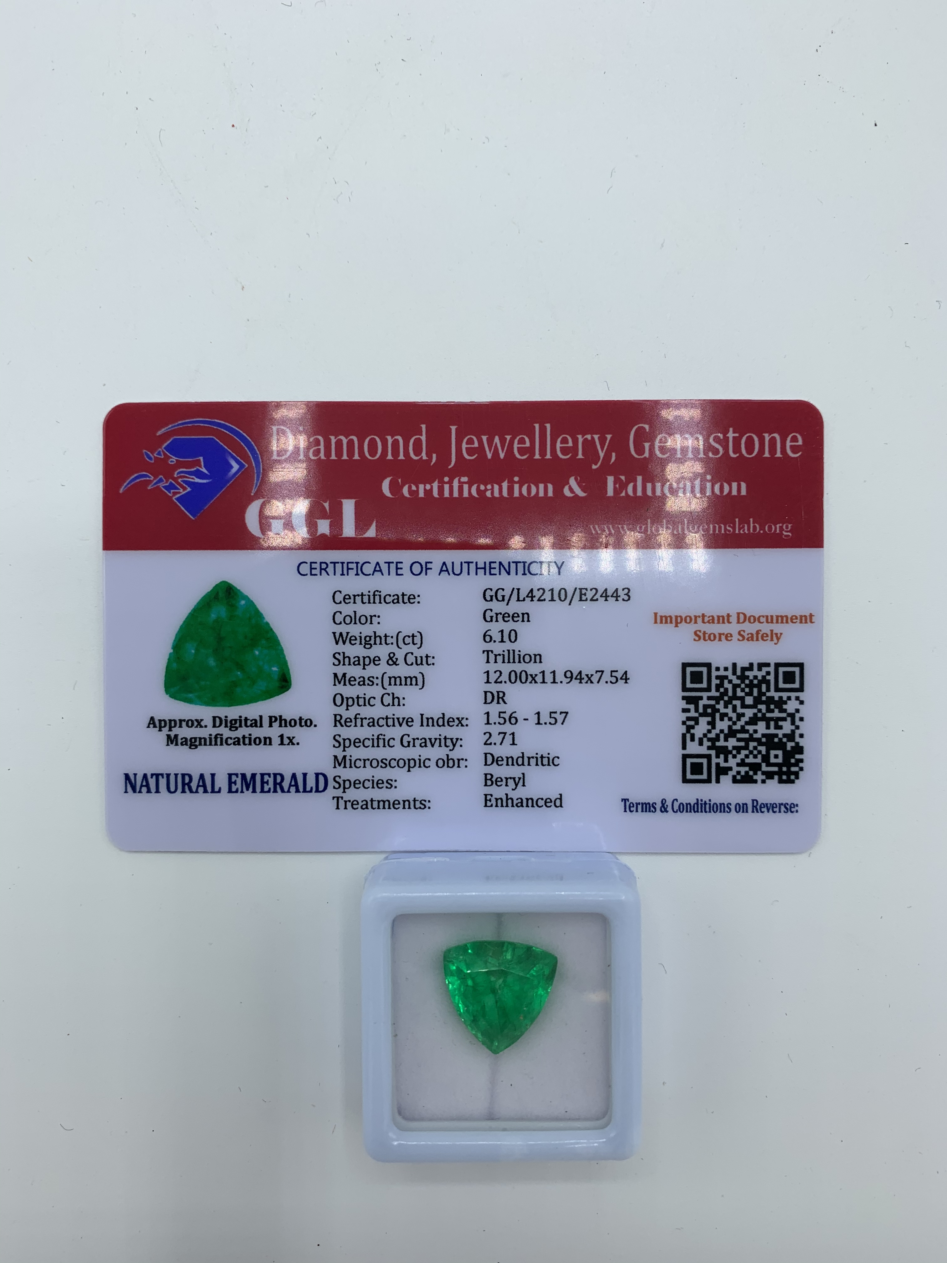 Trillion cut emerald, weight 6.10ct with certificate. Estimate £40-50.