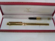 Must De Cartier gold coloured fountain pen, marked Aspinalls, in original red leatherette case