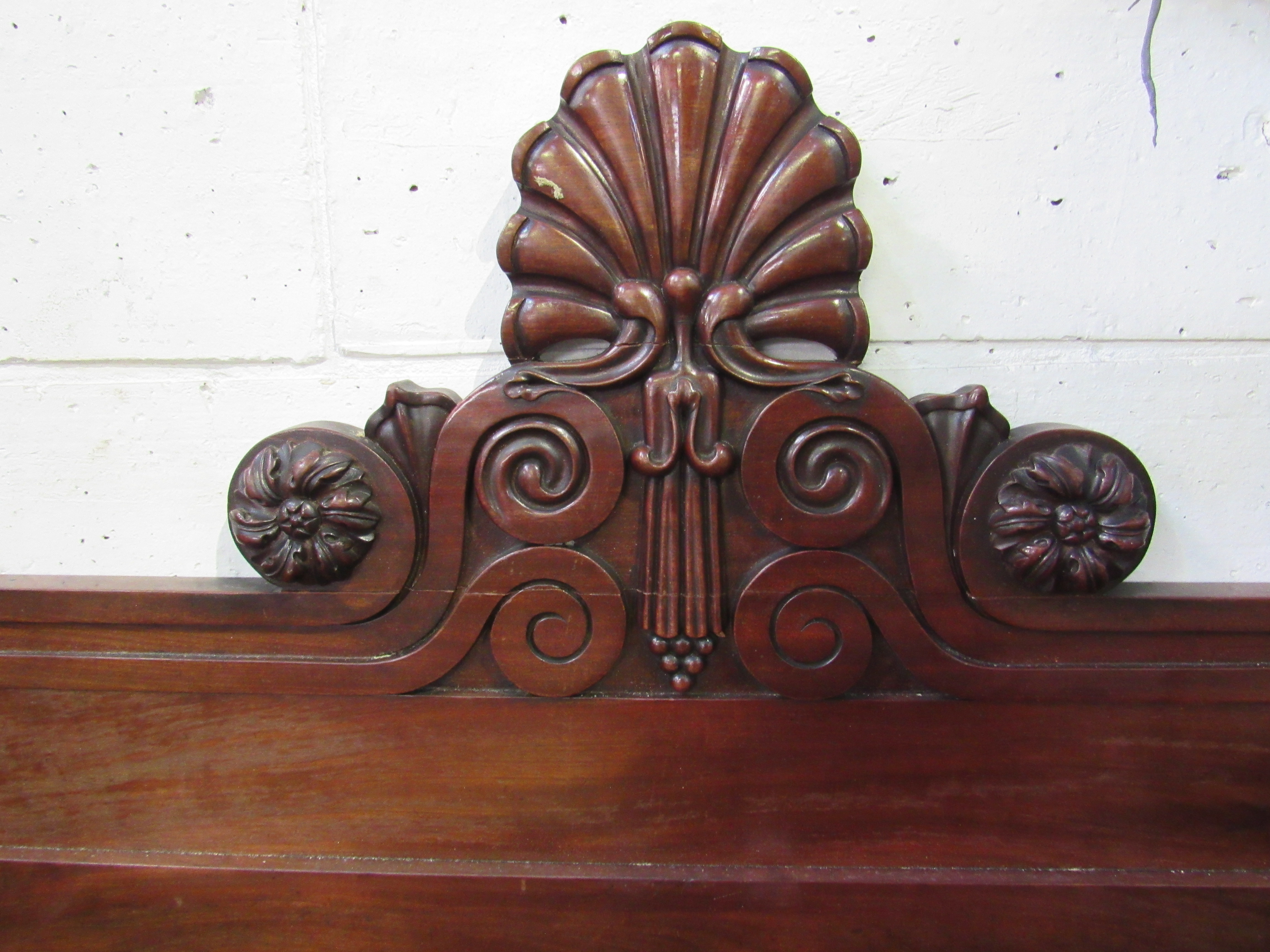 Mahogany pedestal sideboard with 4 frieze drawers, 2 cupboards & carved top upstand, 200 x 61 x - Image 4 of 5