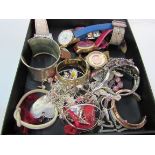 Quantity of costume jewellery and watches. Estimate £10-20.