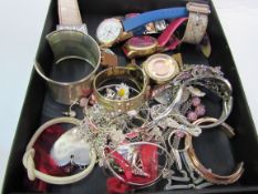 Quantity of costume jewellery and watches. Estimate £10-20.