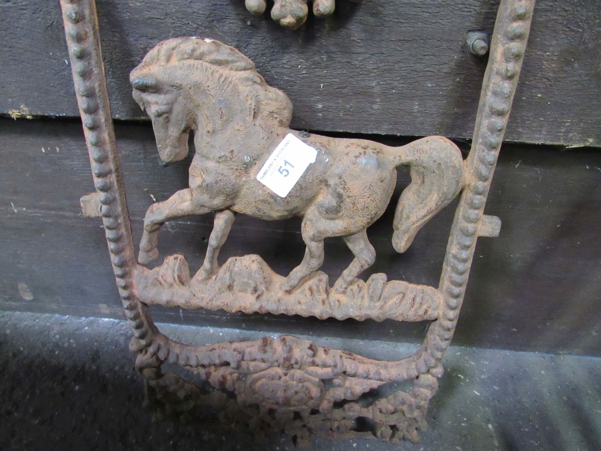 Cast iron plaque depicting a horse. Estimate £30-50. - Image 3 of 3