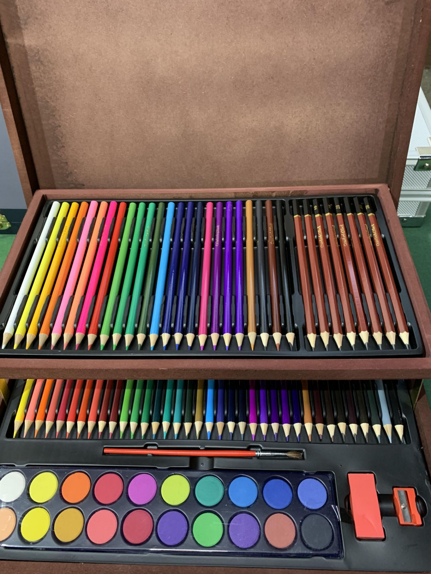 Artist's set of pens and pencils in wooden box. Estimate £10-15.