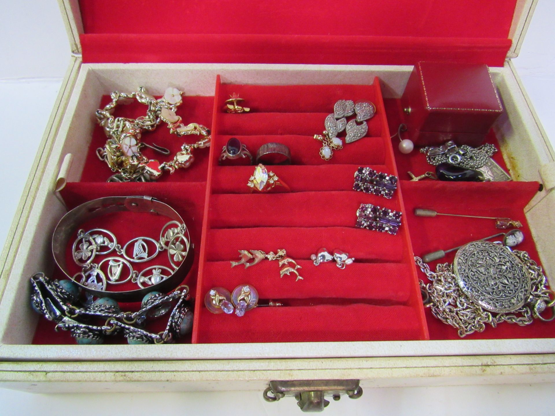 A box of costume jewellery. Estimate £20-30.