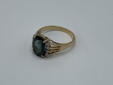 18ct gold ring set with centre sapphire and 4 diamonds to shoulder, size P, weight 4.1gms.