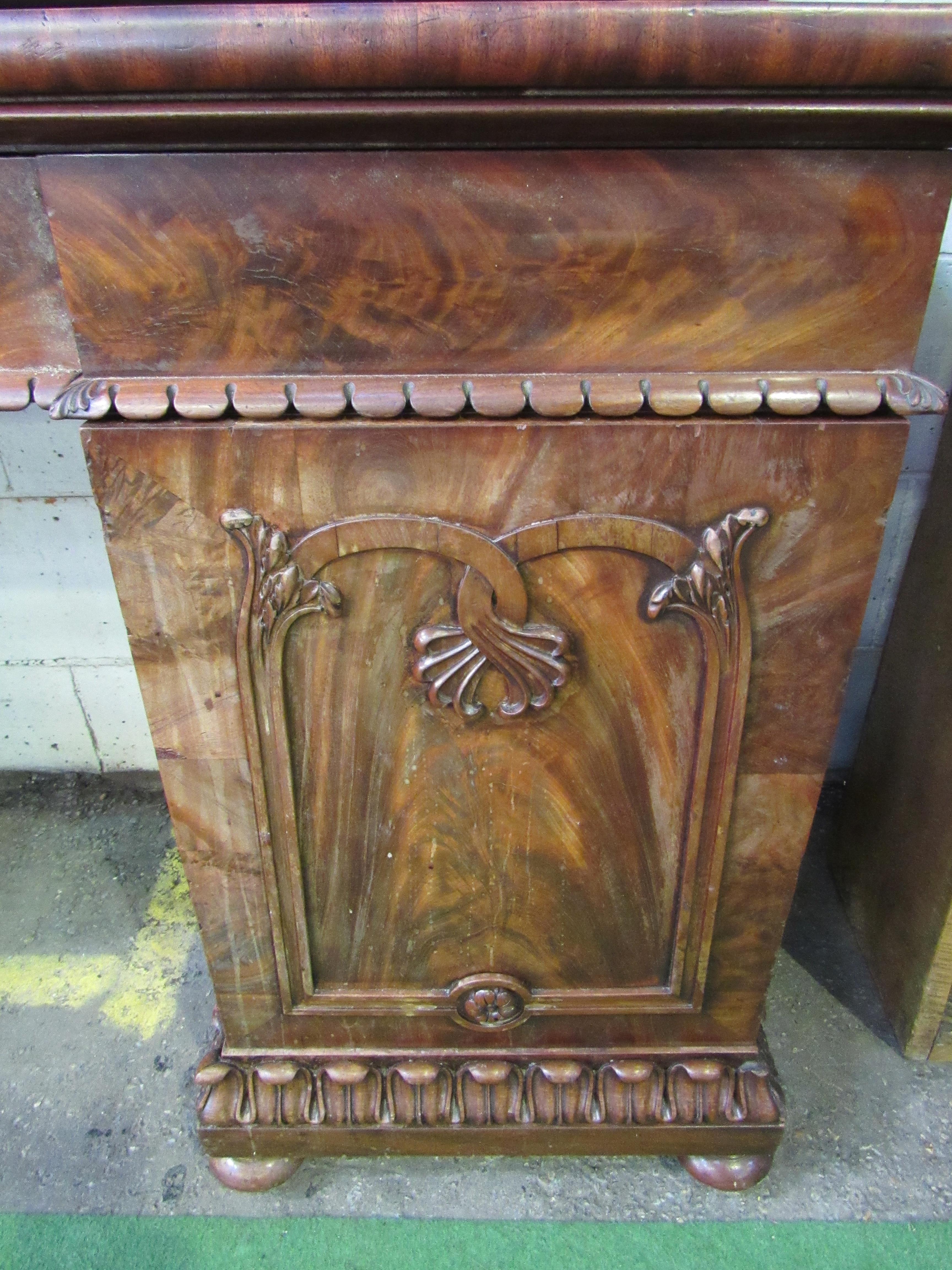 Mahogany pedestal sideboard with 4 frieze drawers, 2 cupboards & carved top upstand, 200 x 61 x - Image 2 of 5