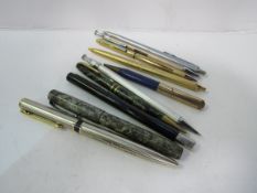 Quantity of pens and propelling pencils. Estimate £15-20.