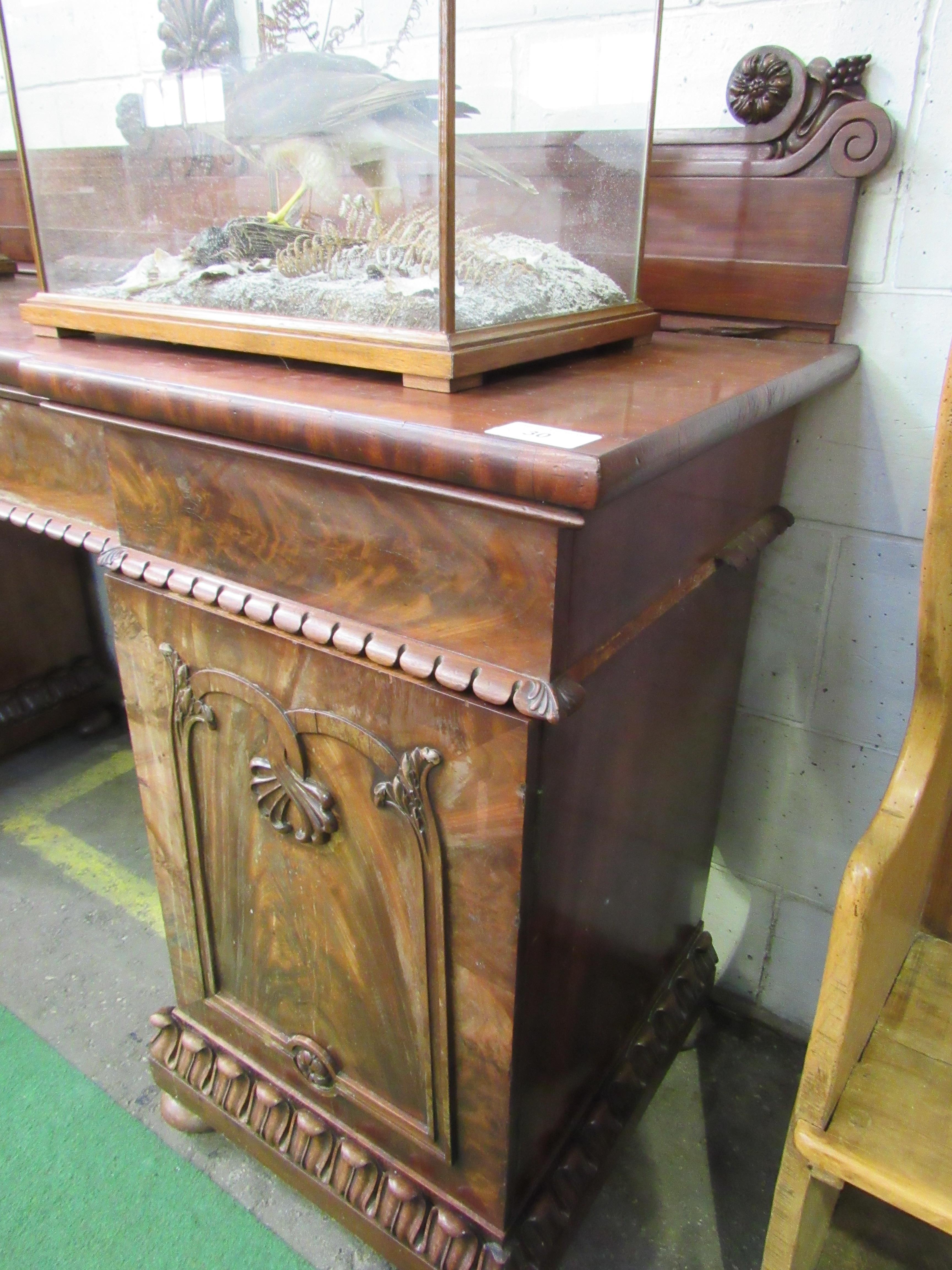 Mahogany pedestal sideboard with 4 frieze drawers, 2 cupboards & carved top upstand, 200 x 61 x - Image 3 of 5