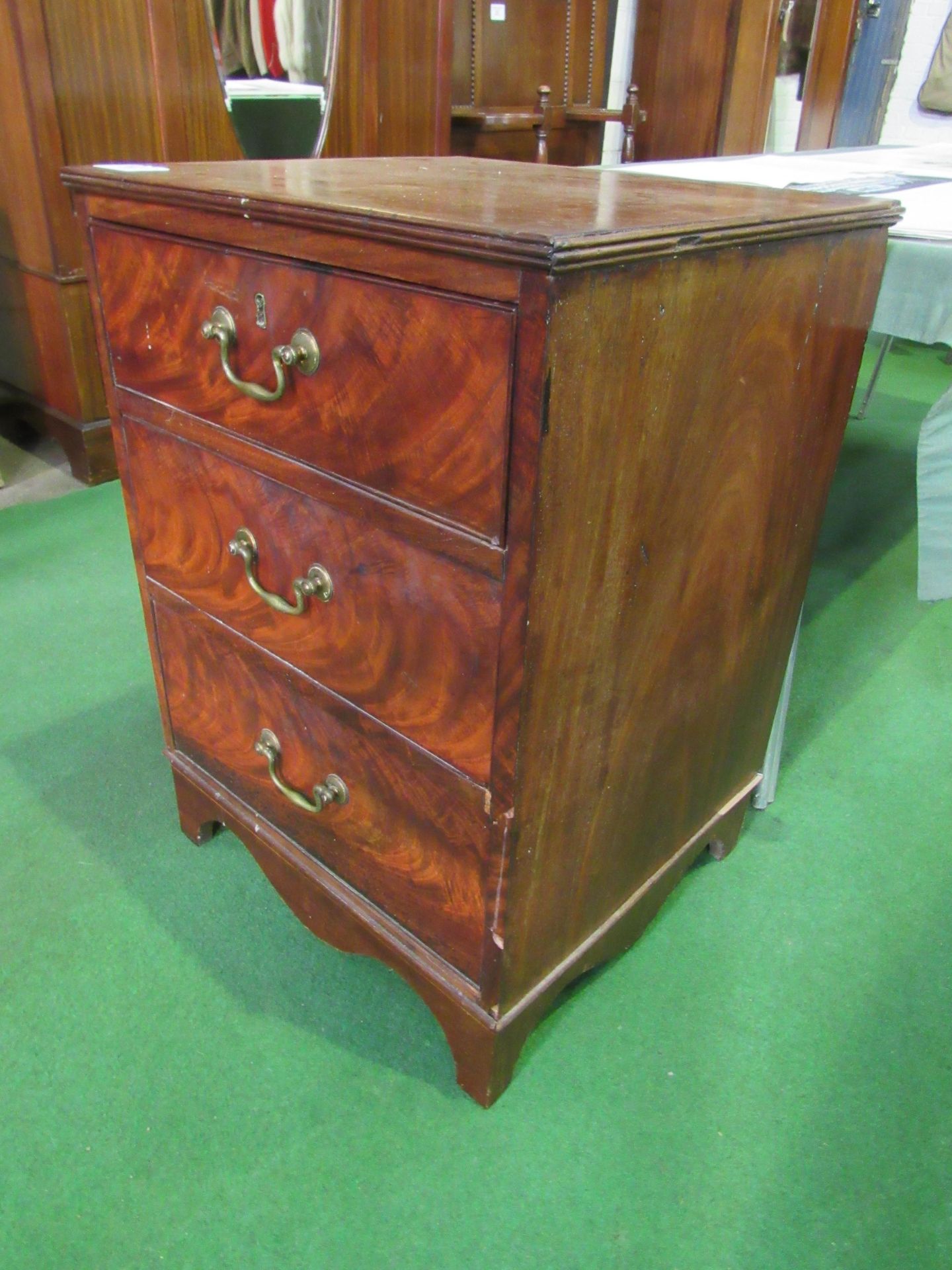 Mahogany small chest of 3 graduated drawers, 53 x 49 x 74cms. Estimate £10-20 - Image 2 of 3