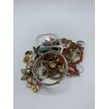 Bag of assorted vintage / modern jewellery in silver. Estimate £10-20.