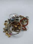 Bag of assorted vintage / modern jewellery in silver. Estimate £10-20.