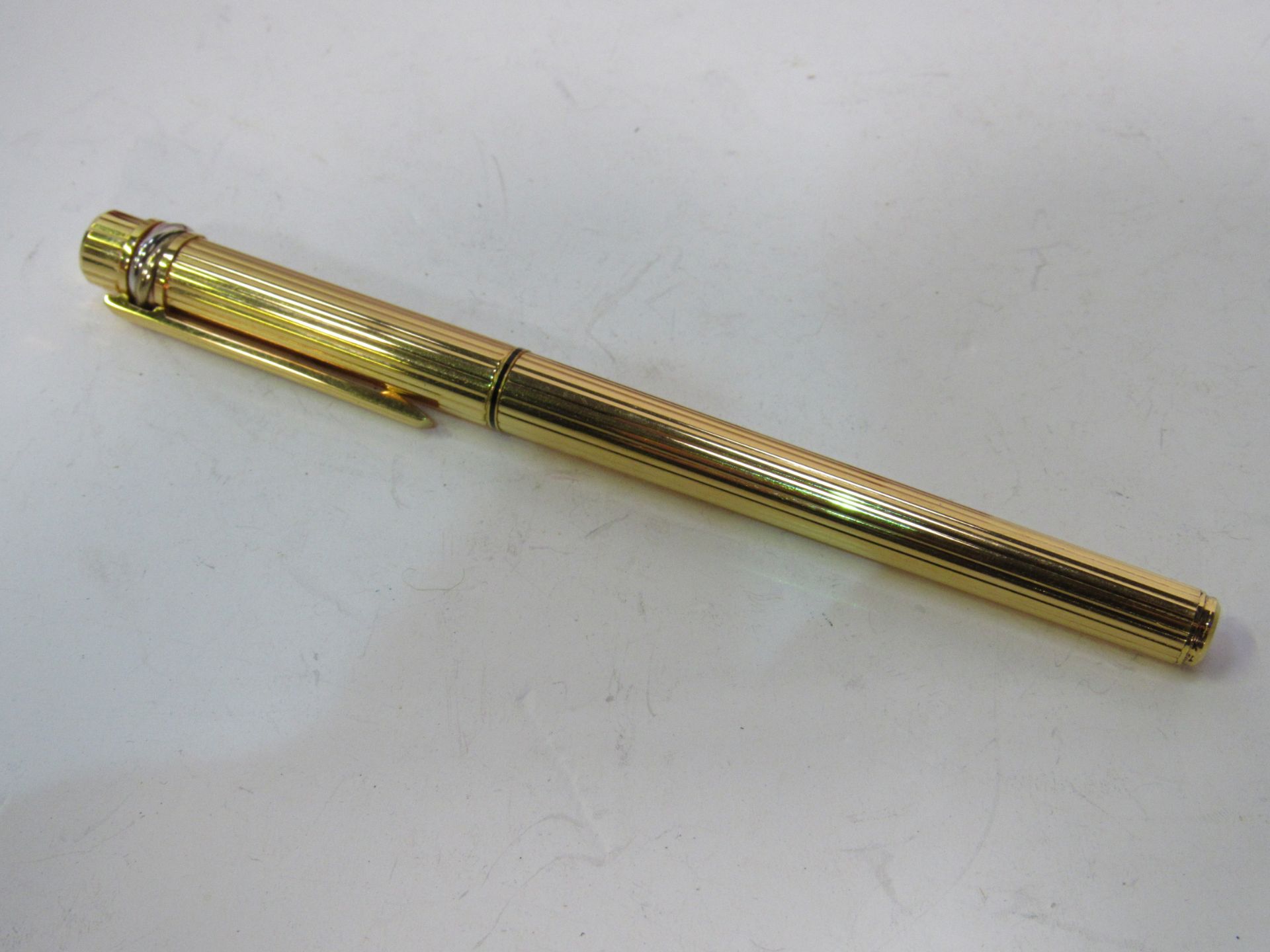 Must De Cartier gold coloured fountain pen, marked Aspinalls, in original red leatherette case - Image 2 of 3