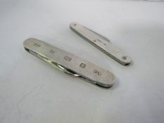 2 silver cased pen knives. Estimate £25-30.