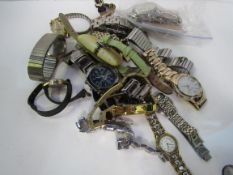 A quantity of various wrist watches. Estimate £10-20.