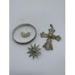 Small collection of jewellery including silver bracelet and filigree cross and star. Estimate £25-