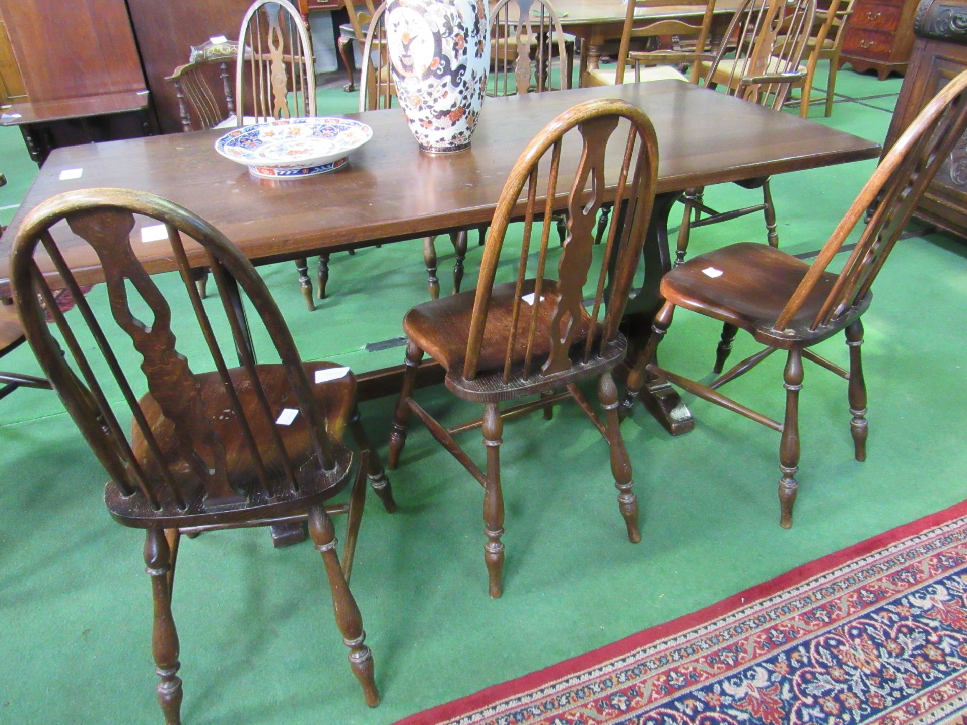 6 rail back shaped seat chairs and 2 matching carvers. Estimate £40-60. - Image 3 of 4