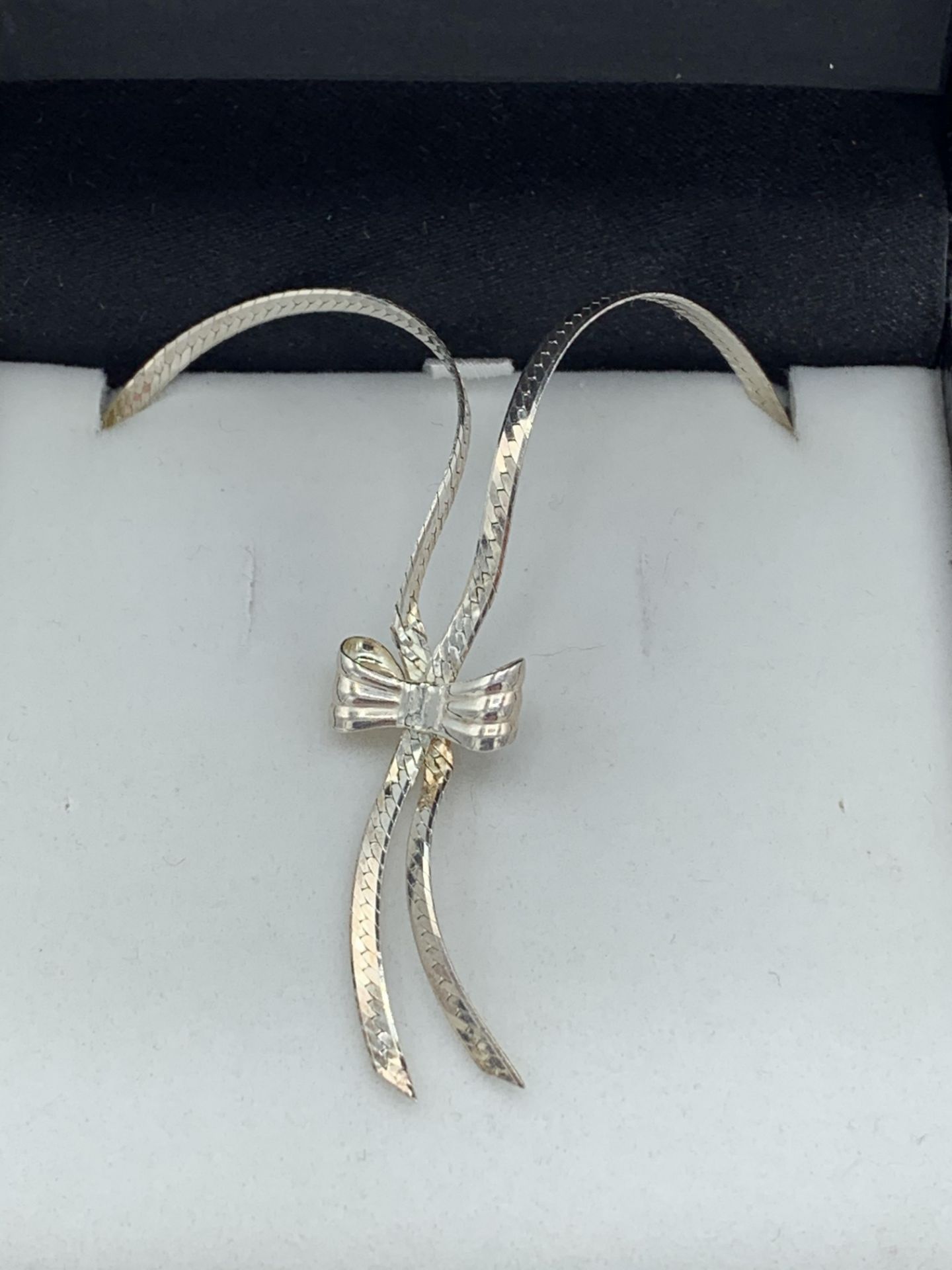 Italian silver 925, flat snake links bow necklace in box. Estimate £25-30.