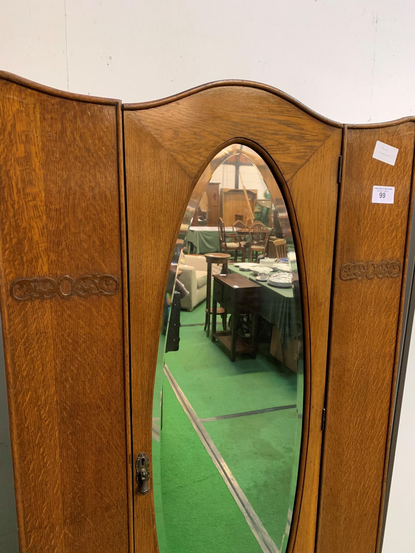 Oak 1930's wardrobe with drawer to base. 91 x 42 x 180cms. Estimate £20-40. - Image 2 of 2