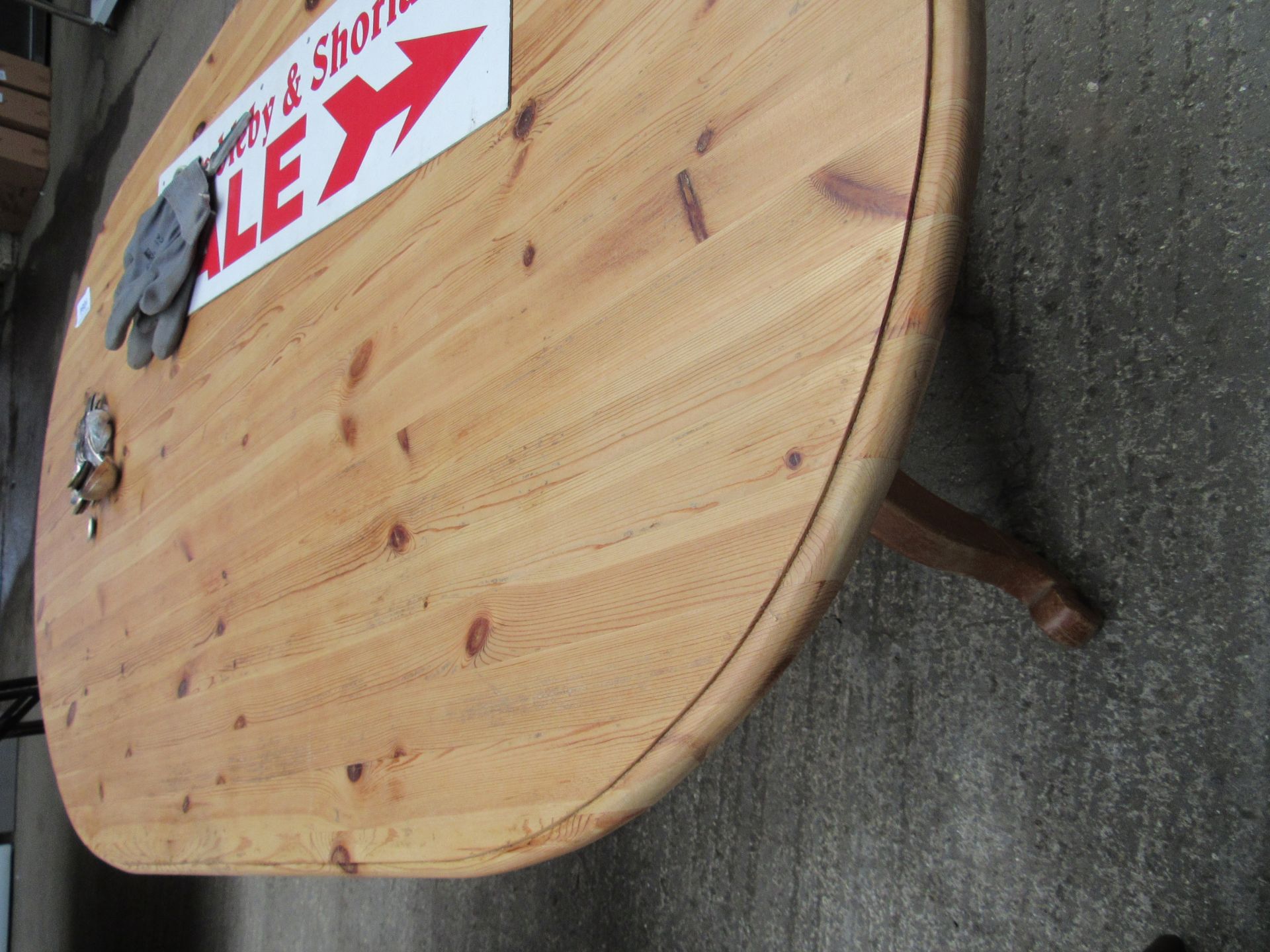 Pine oval shaped kitchen table. - Image 2 of 2