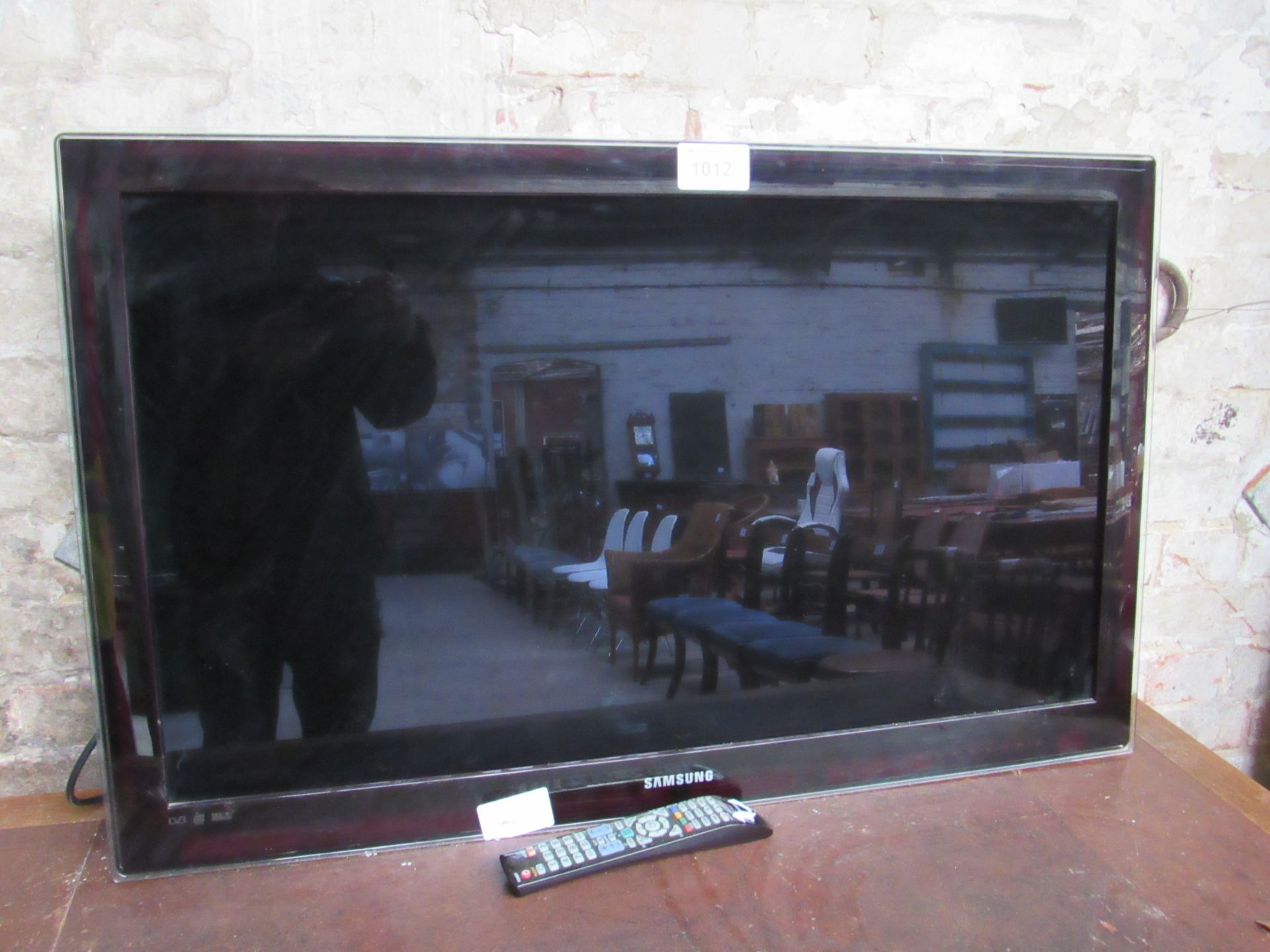 Samsung LE40A686MIF TV with remote.