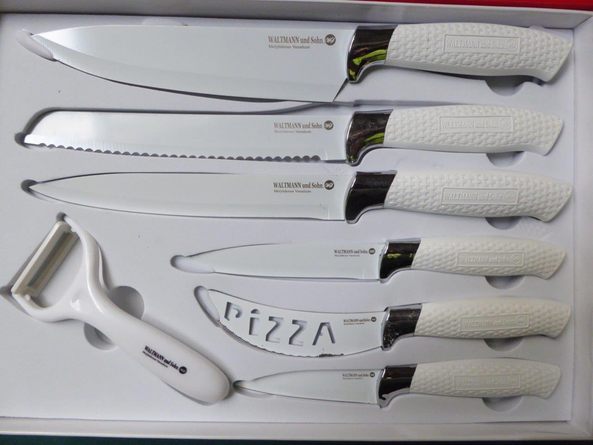 Waltmann 7 piece knife set in white. Estimate £15-20.