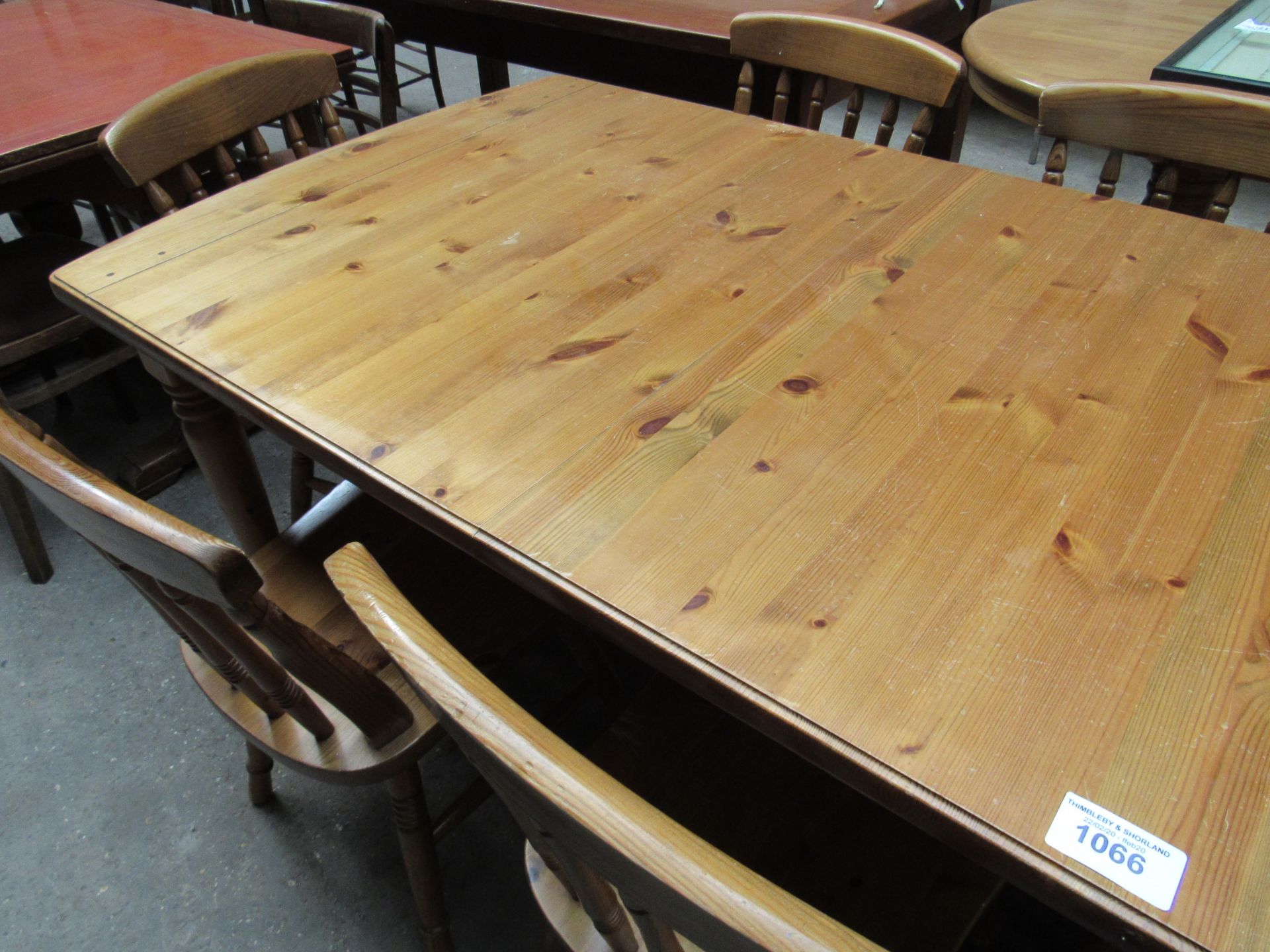 Pine extending kitchen table with six farmhouse chairs. - Image 2 of 3