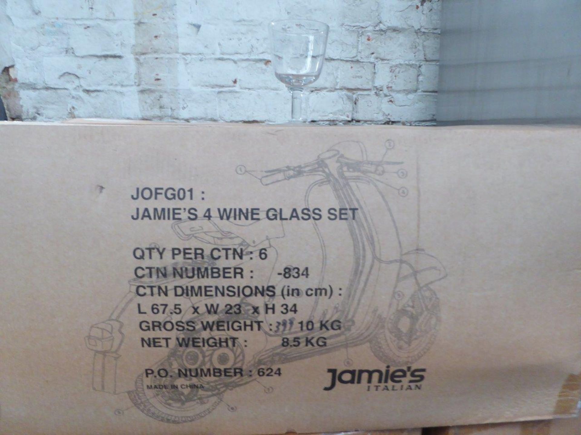 24 Jamie Oliver glasses. Estimate £15-20.