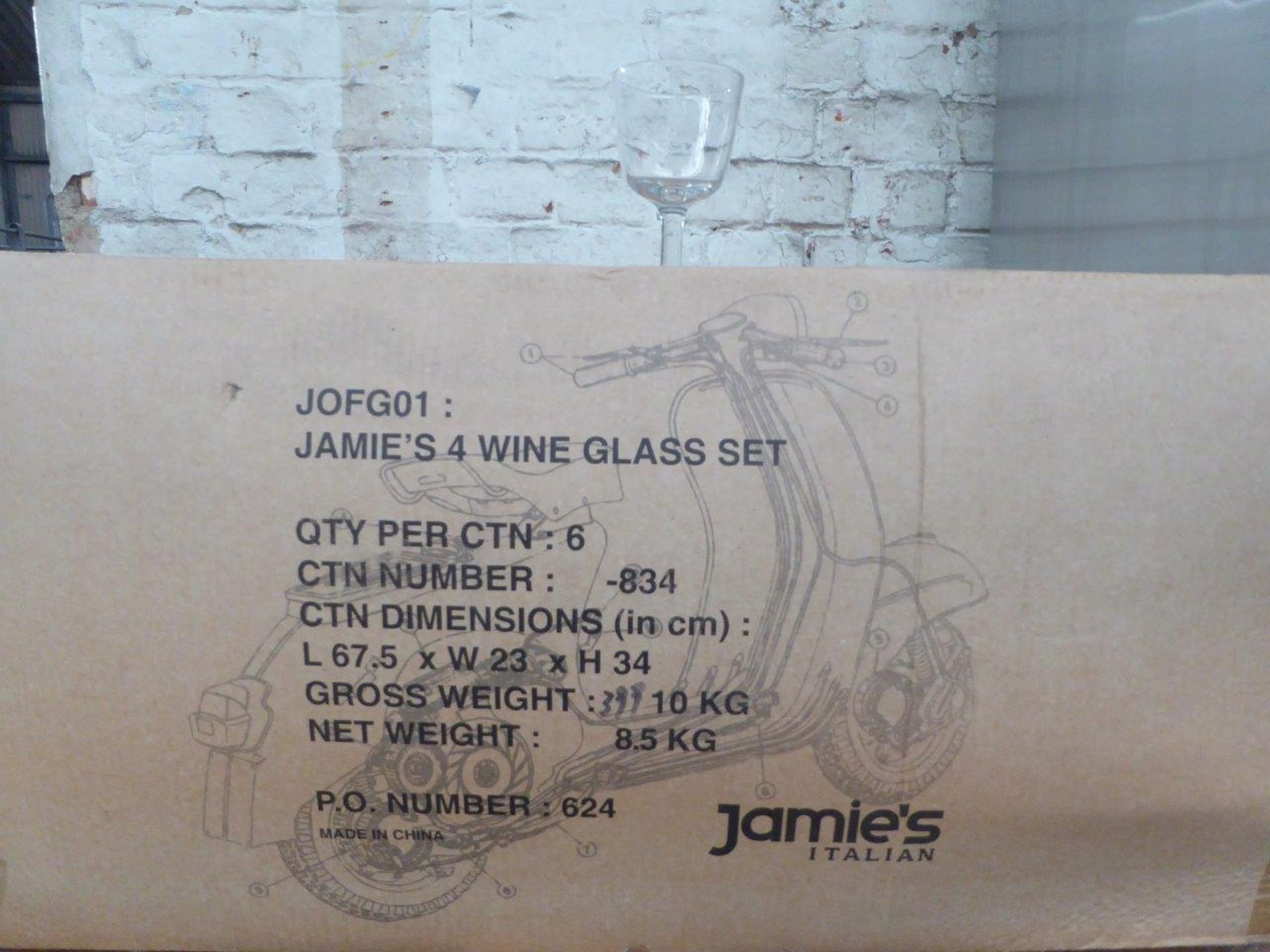 24 Jamie Oliver glasses. Estimate £15-20.