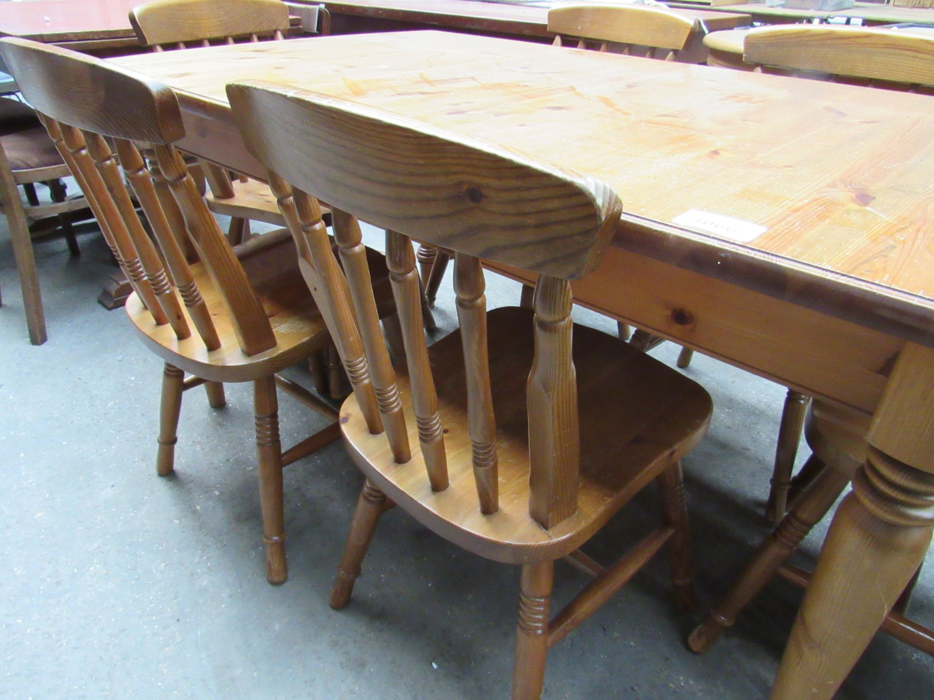 Pine extending kitchen table with six farmhouse chairs. - Image 3 of 3