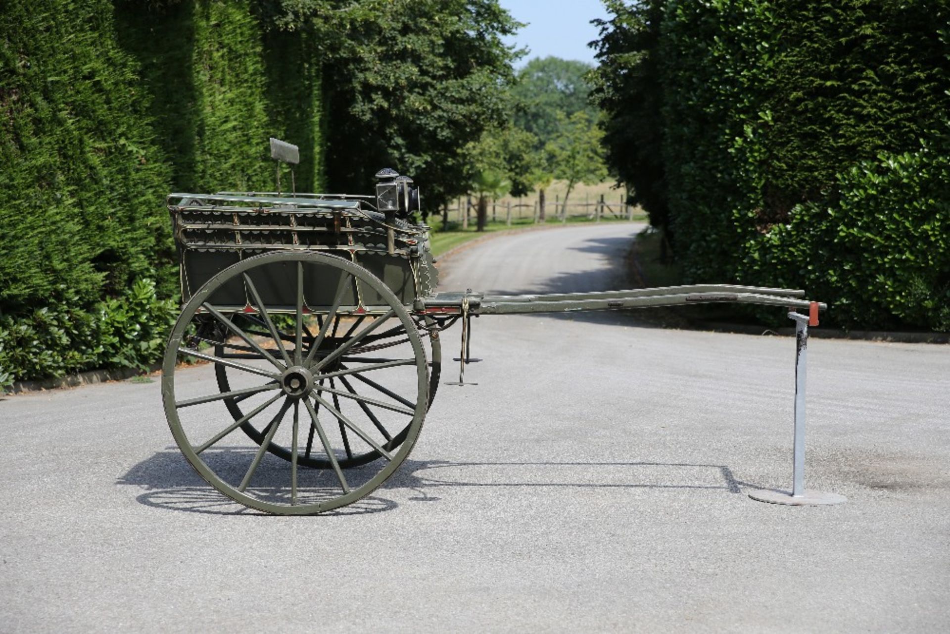 MARKET CART built by Vinel & Pain of Holt, to suit 14 to 15hh. Finished in khaki green with a - Image 2 of 4