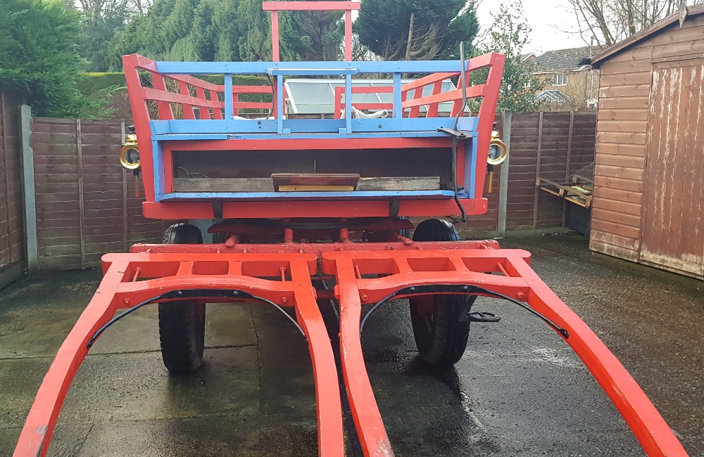 WAGONETTE to suit 17 to 19hh pair. Painted red and blue with red lining and undercarriage with - Image 2 of 8