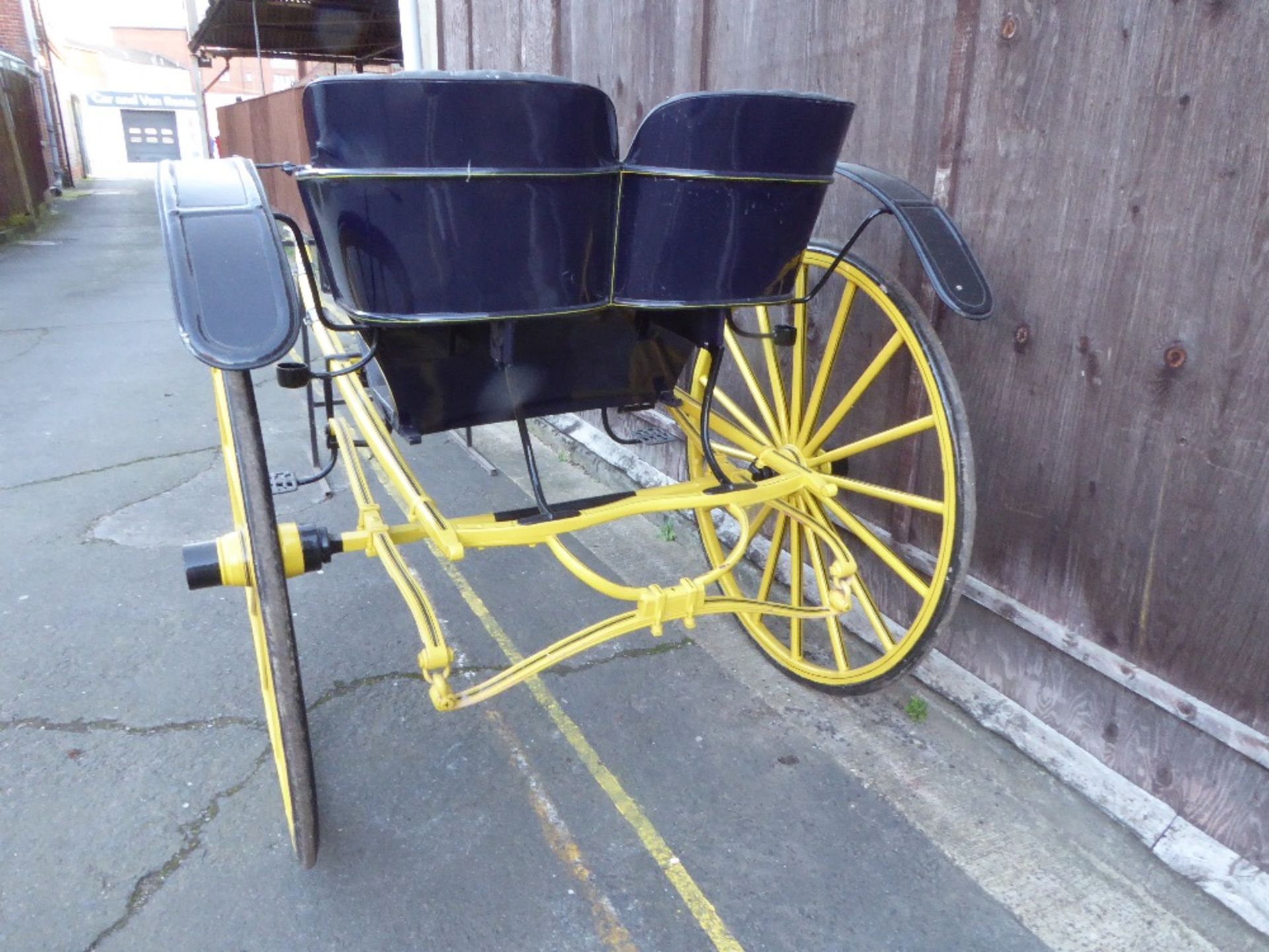 BUCKET SEAT GIG by Brewster & Co., Broom St., NY circa 1914 to suit 14.2 to 15.2hh. Painted navy and - Image 2 of 3