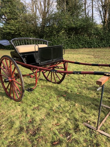 SHOW VEHICLE to fit 12.2 to 13.2hh pony. In show condition with spindle sides. Unused for 10 years