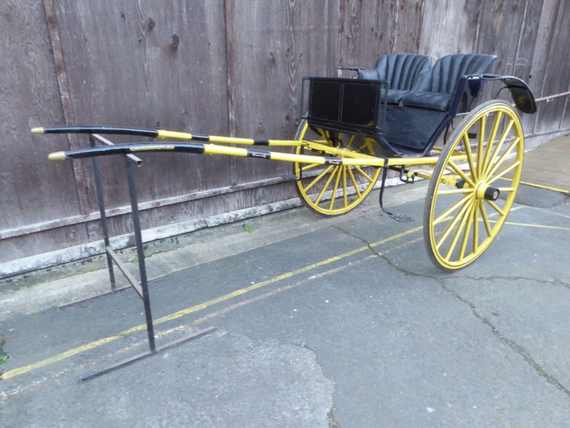 BUCKET SEAT GIG by Brewster & Co., Broom St., NY circa 1914 to suit 14.2 to 15.2hh. Painted navy and - Image 3 of 3
