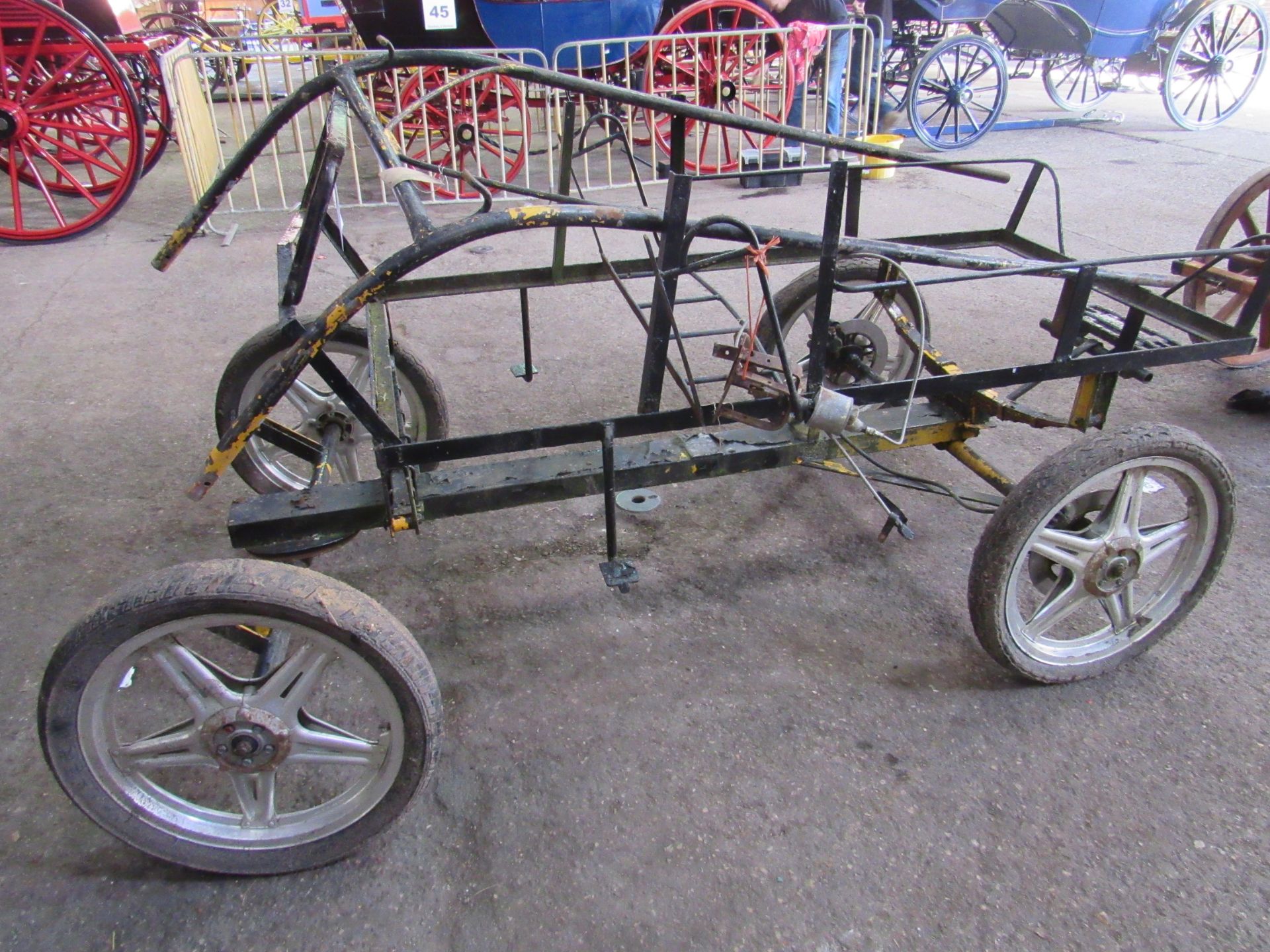 FRAME OF A FOUR-WHEEL CARRIAGE to suit 14 to 15hh. Fitted with pneumatic tyres and disc brakes and