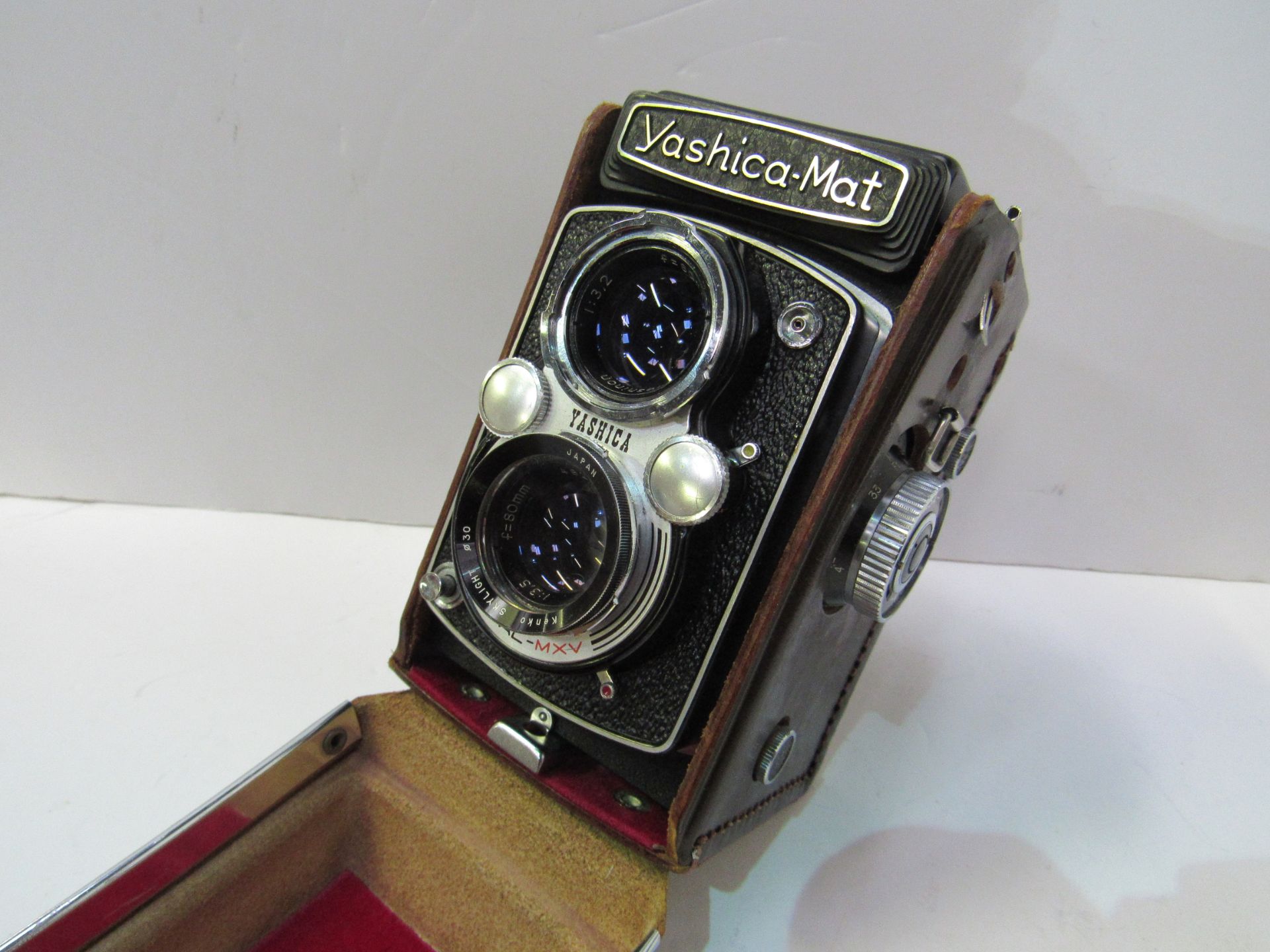 Yashica-Mat Copal-MXV cine camera. Estimate £40-60.
