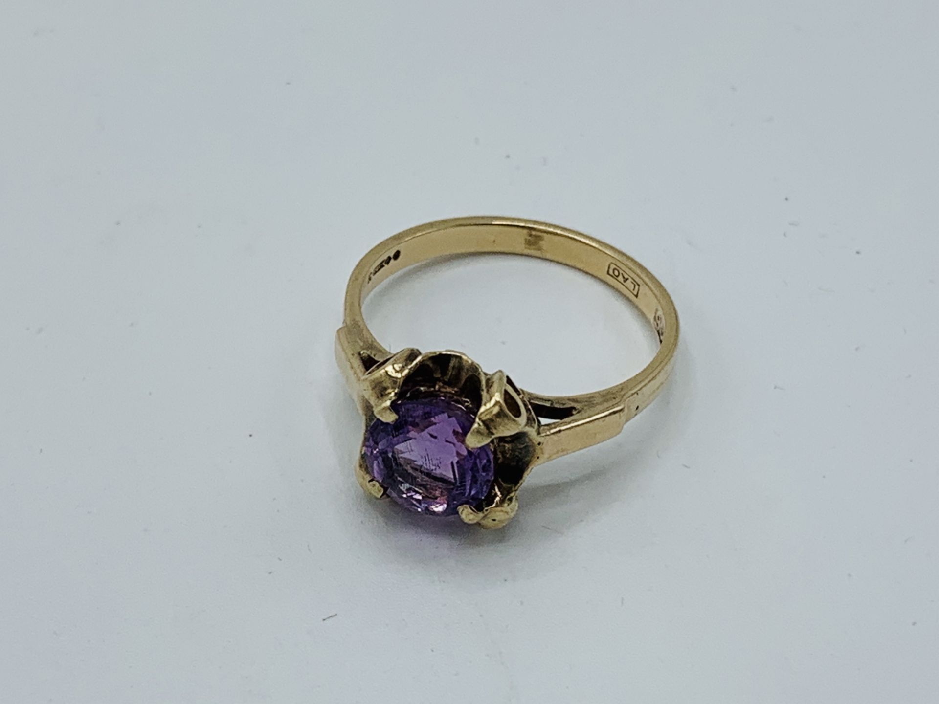 9ct gold amethyst ring, size N, weight 2.7gms. Estimate £80-100.