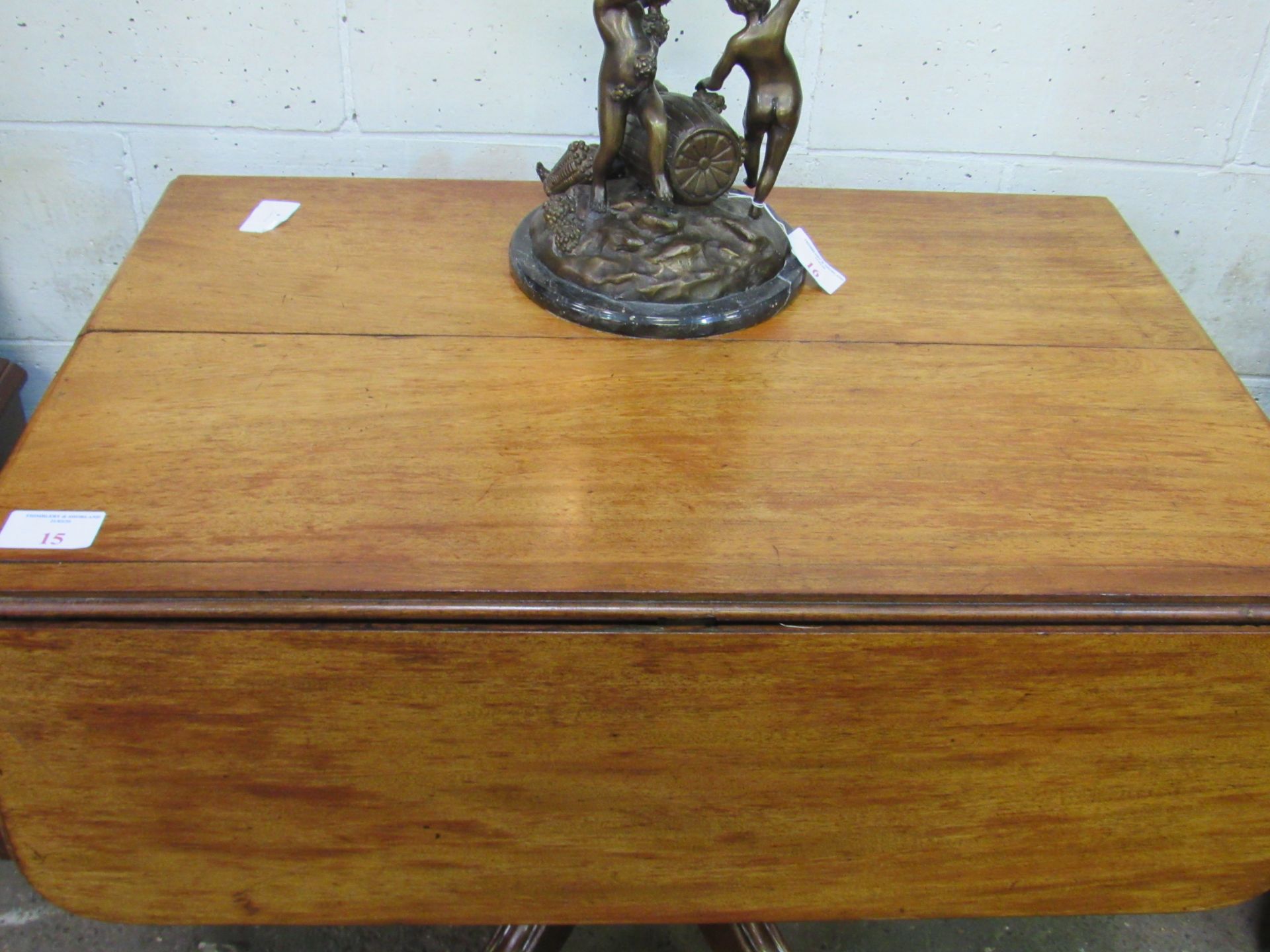 Victorian Mahogany extendable pedestal drop-side table, complete with leaf, 120(open) x 96 x - Image 2 of 4