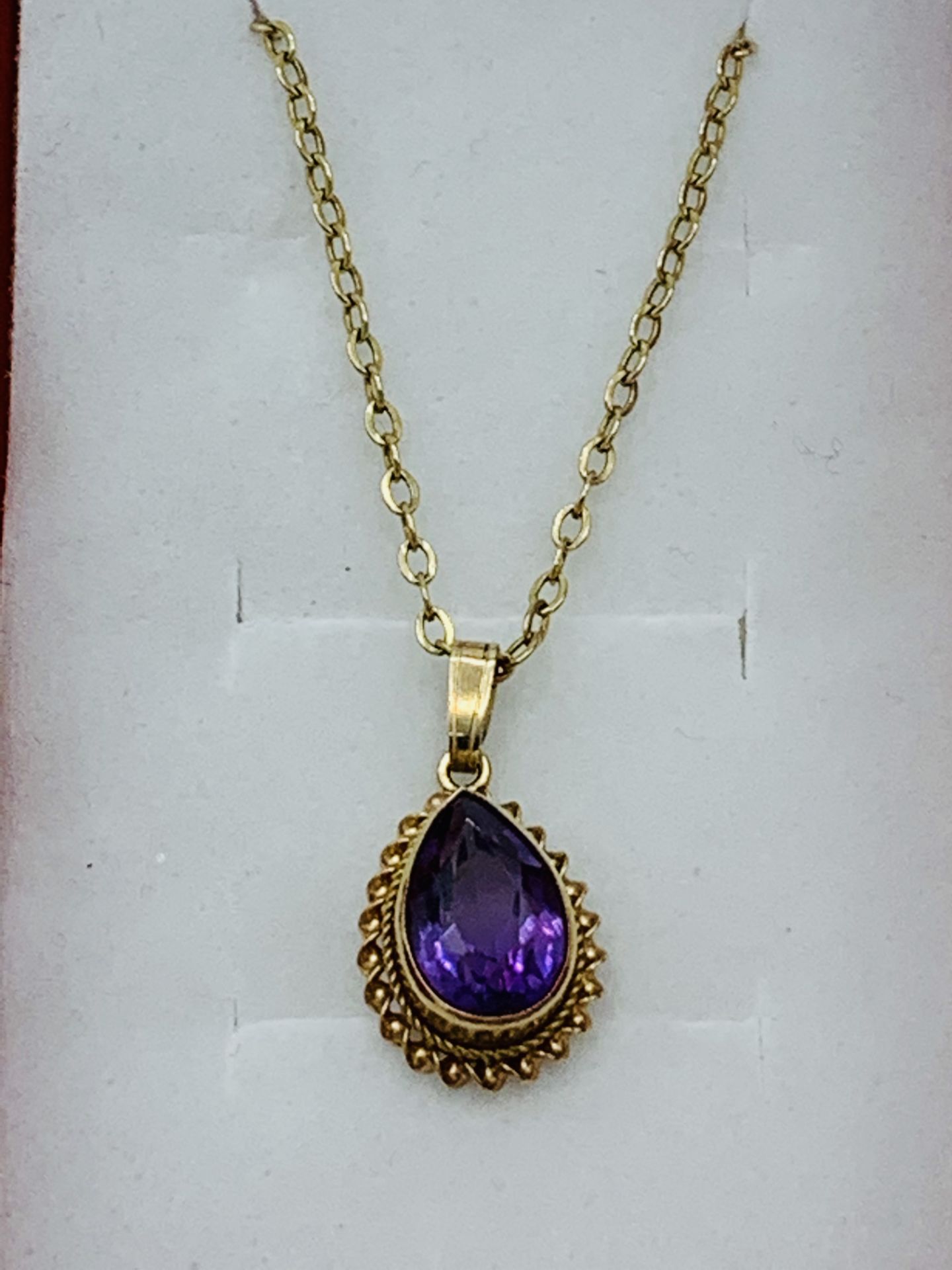 9ct yellow gold amethyst necklace. Estimate £30-40.