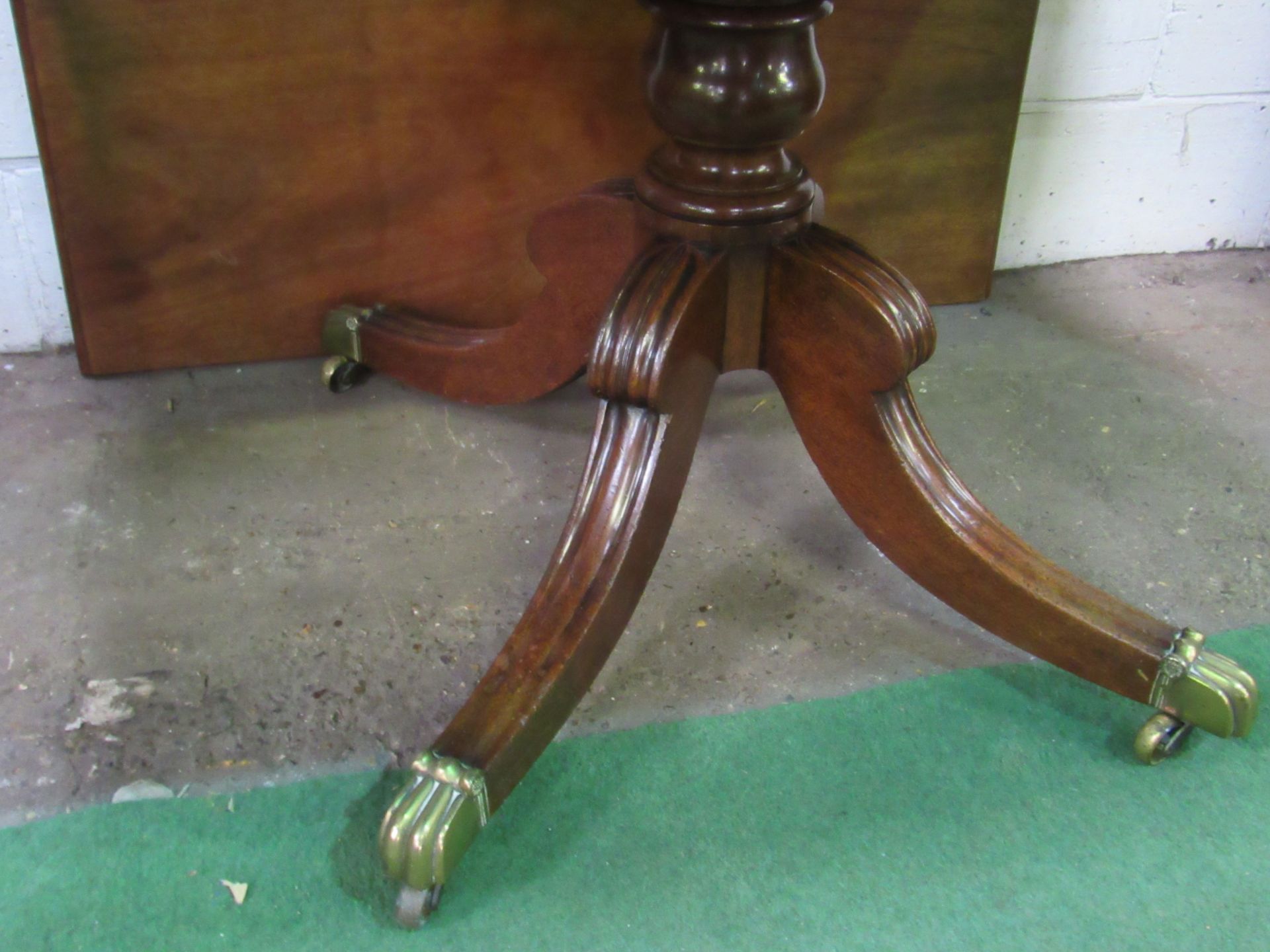 Victorian Mahogany extendable pedestal drop-side table, complete with leaf, 120(open) x 96 x - Image 3 of 4