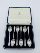 A set of 6 silver teaspoons by Mappin & Webb, hallmarked London 1928, in original case. Estimate £